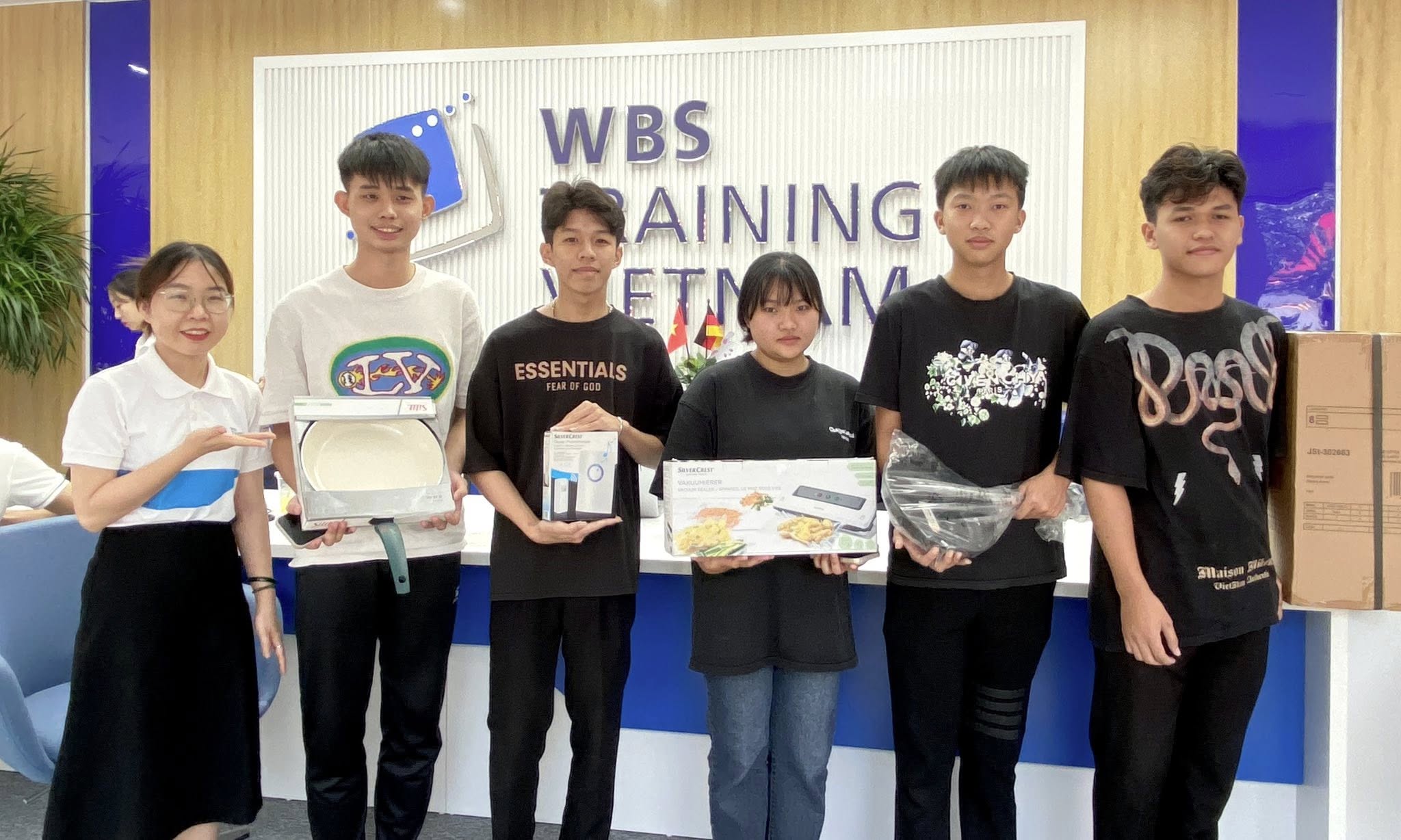 WBS trao quà cho học viên