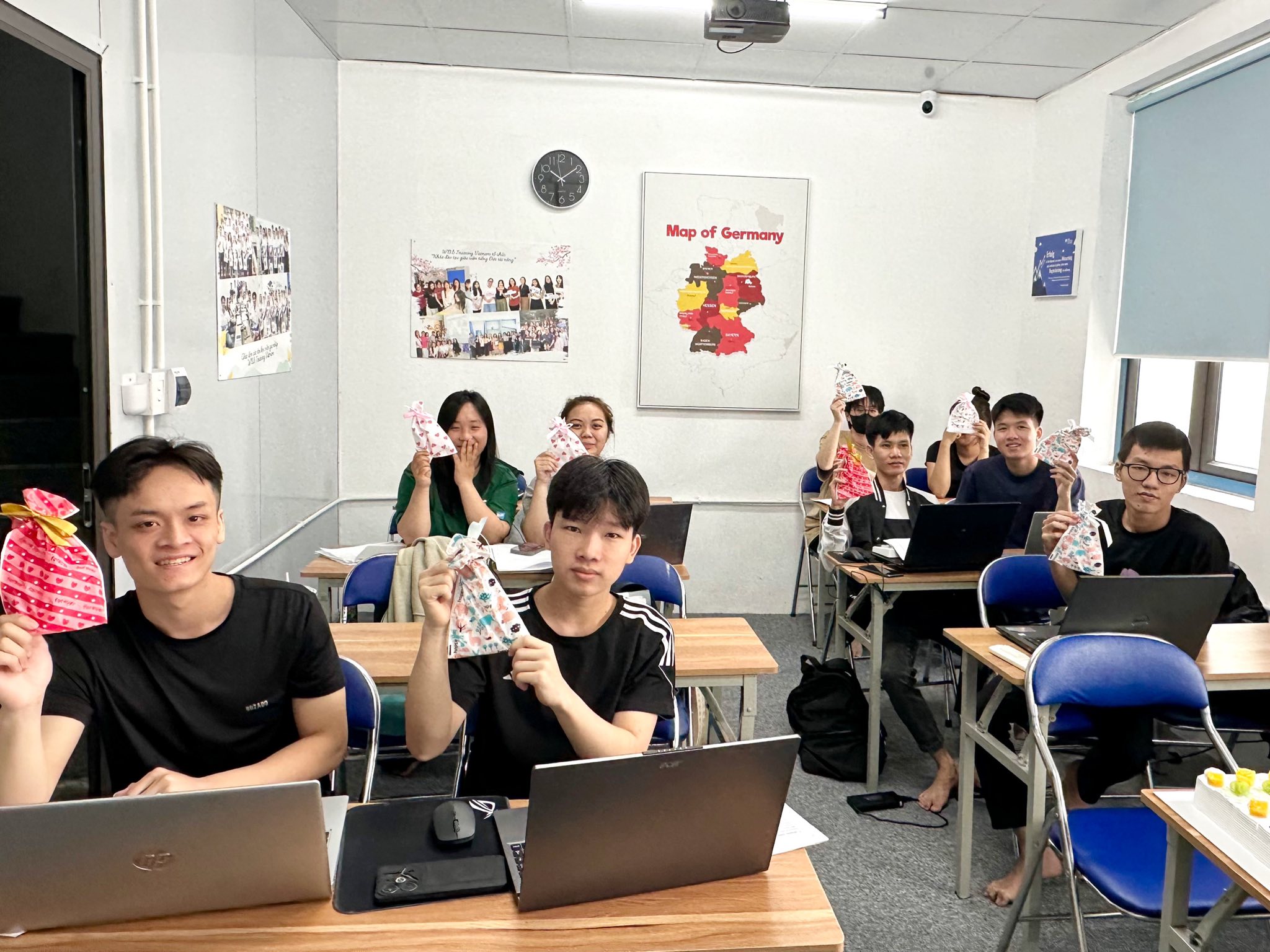 WBS tặng quà cho các bạn học viên trước kỳ thi Telc