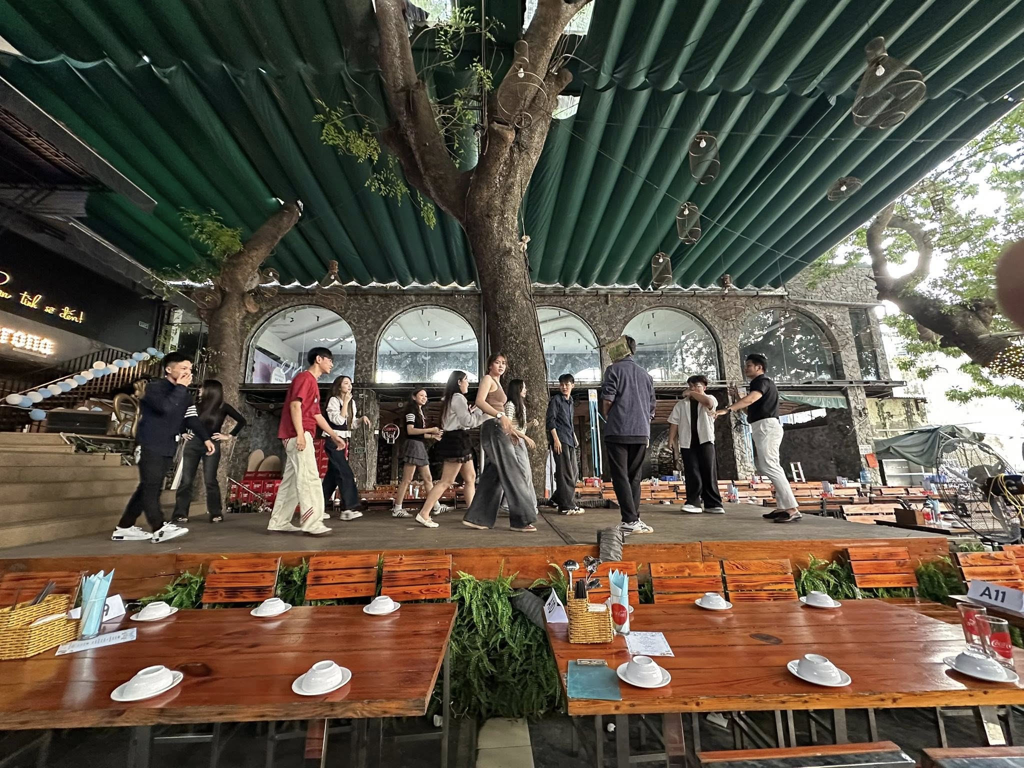Các bạn học viên tổng duyệt tiết mục Oktoberfest 2025