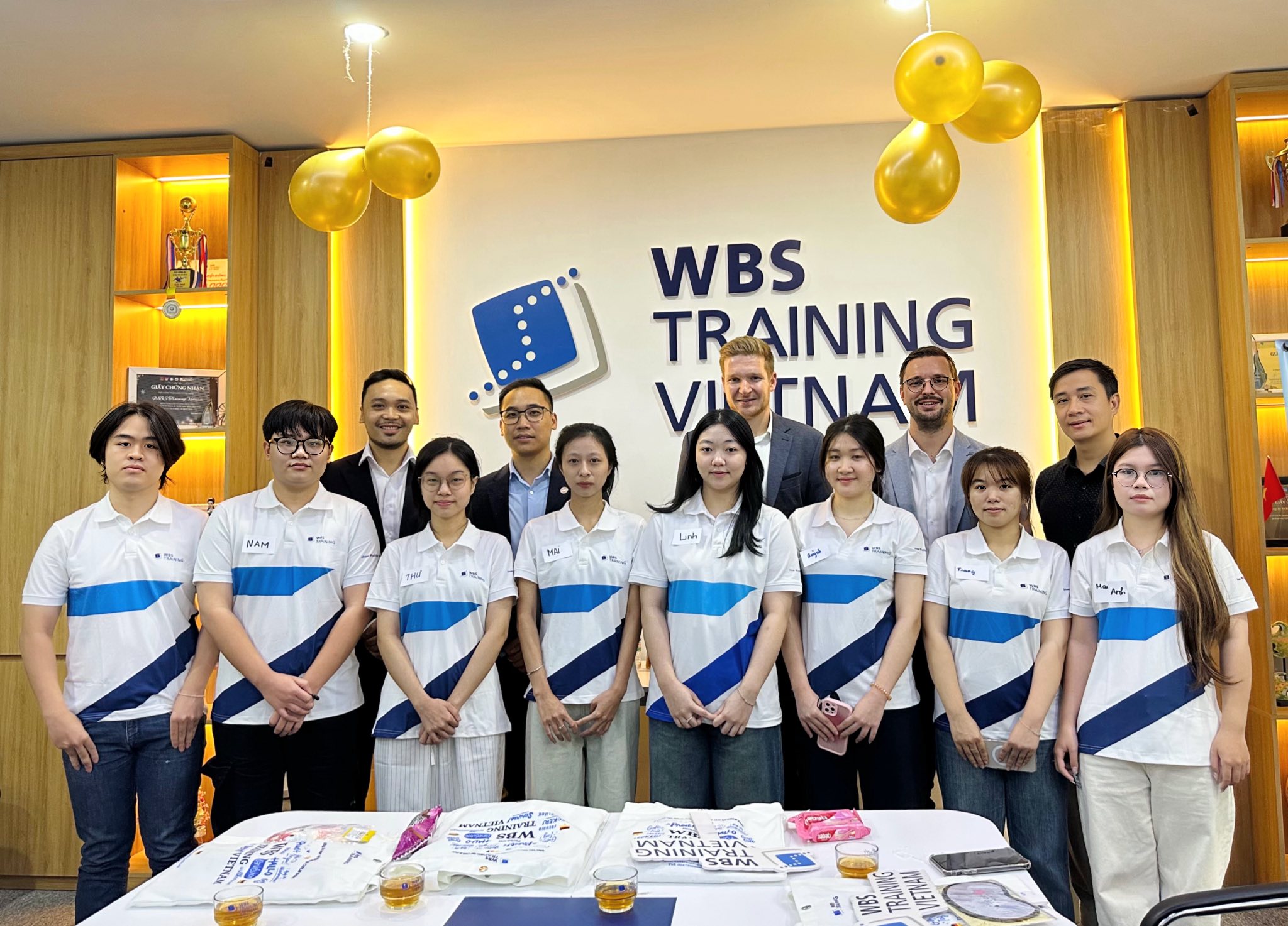 Học viên WBS chụp ảnh cùng đối tác Đức