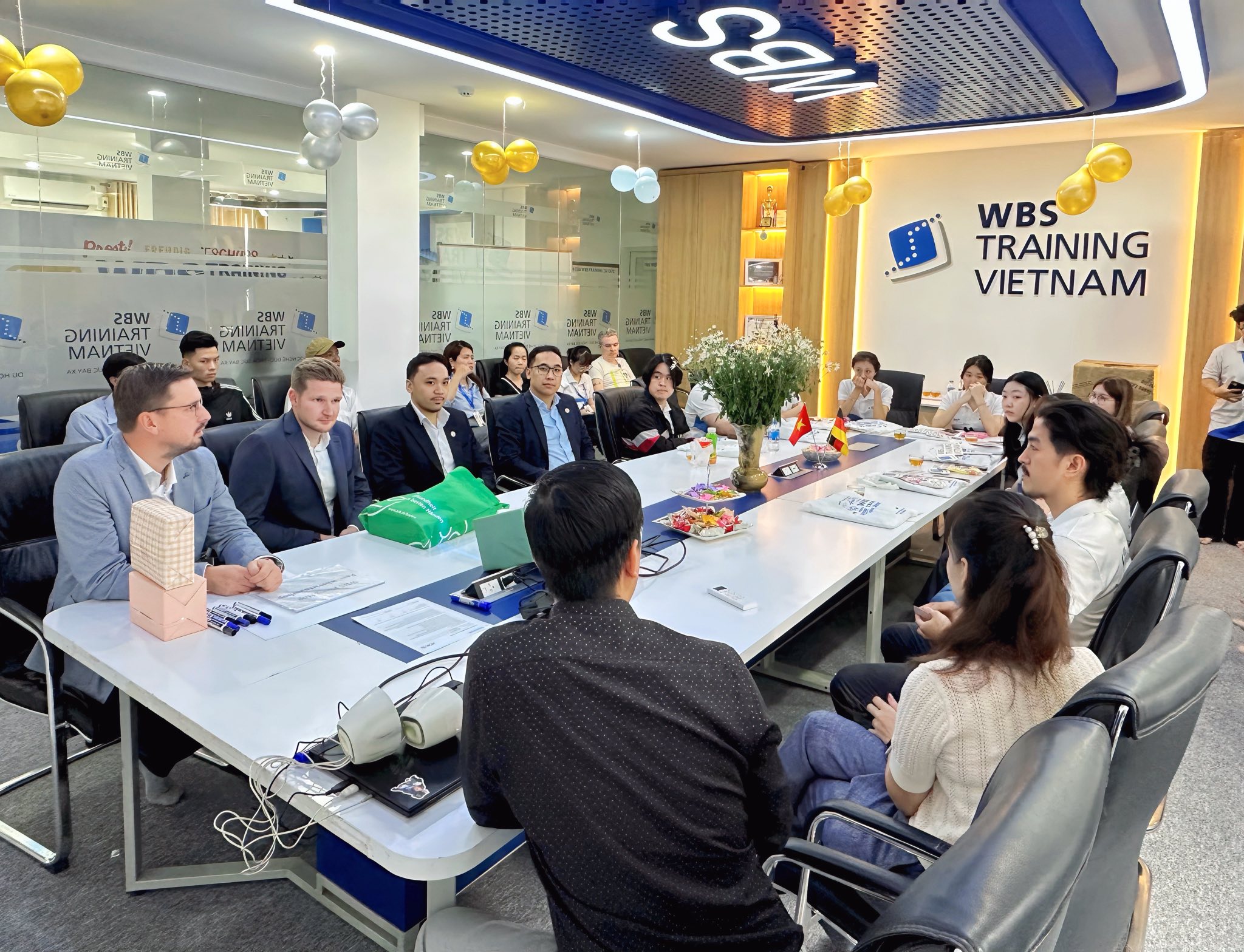 Đối tác giao lưu với các bạn học viên