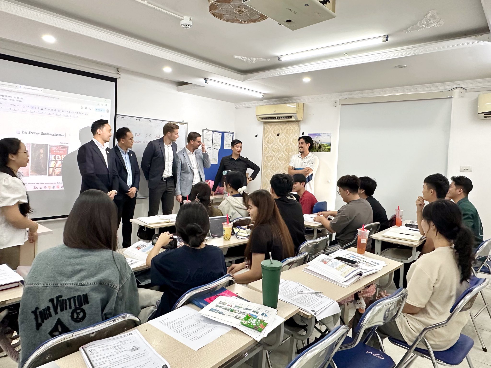 Đối tác giao lưu học viên WBS tại phòng họp