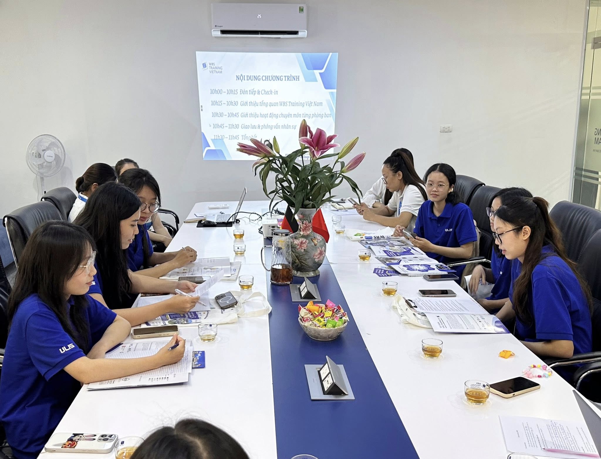 Buổi gặp gỡ ý nghĩa của sinh viên ULIS tại WBS