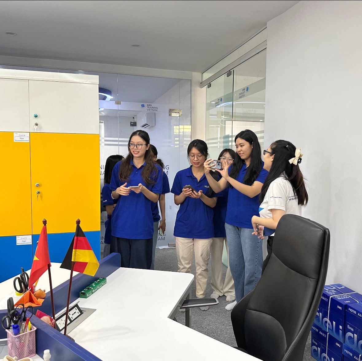 Sinh viên ULIS trải nghiệm không gian đào tạo của WBS Training Vietnam