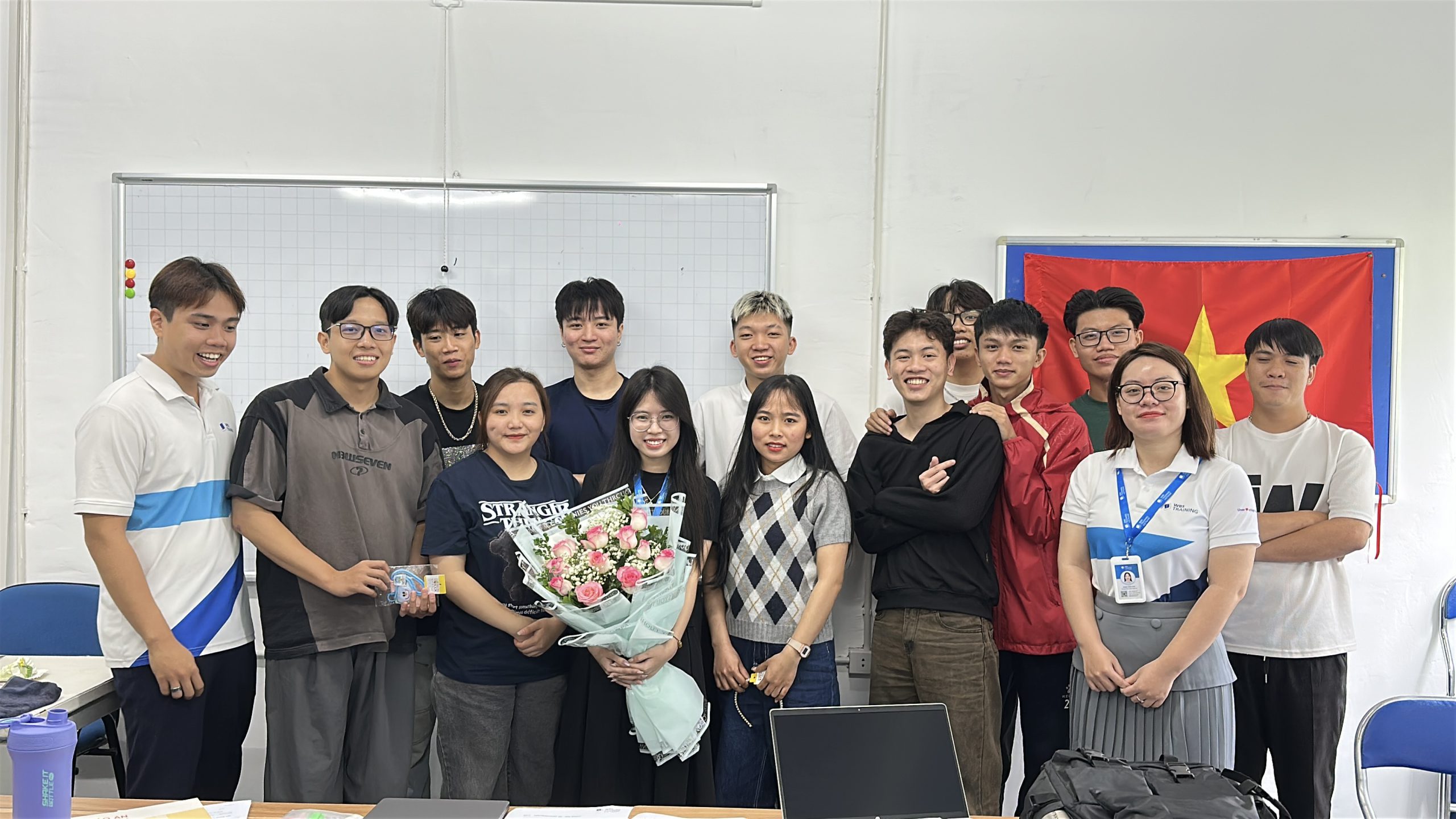WBS Training Tố Hữu tặng quà cho học viên