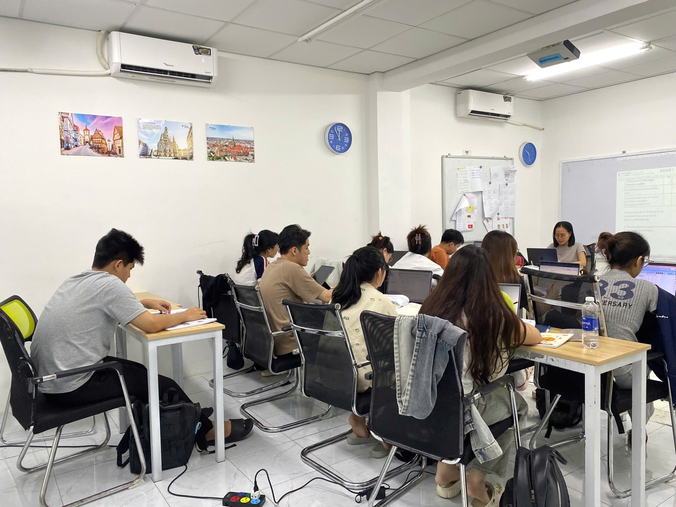 Lớp học B2 tại WBS