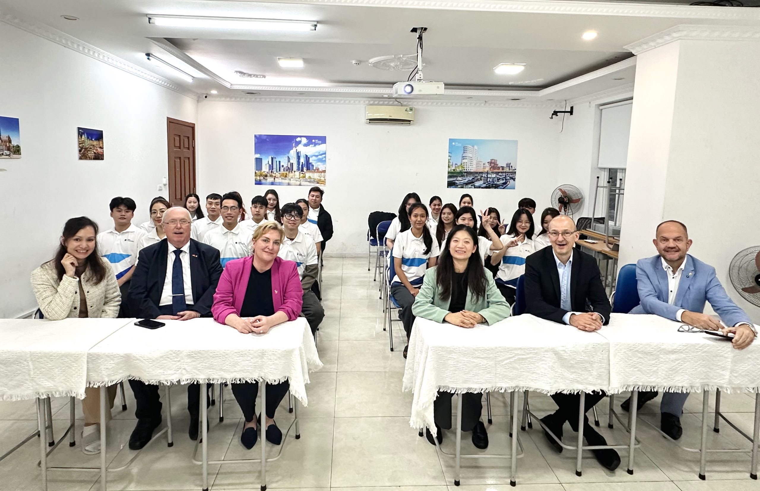 Học viên tham dự buổi hội thảo cùng Dự án Viethoga