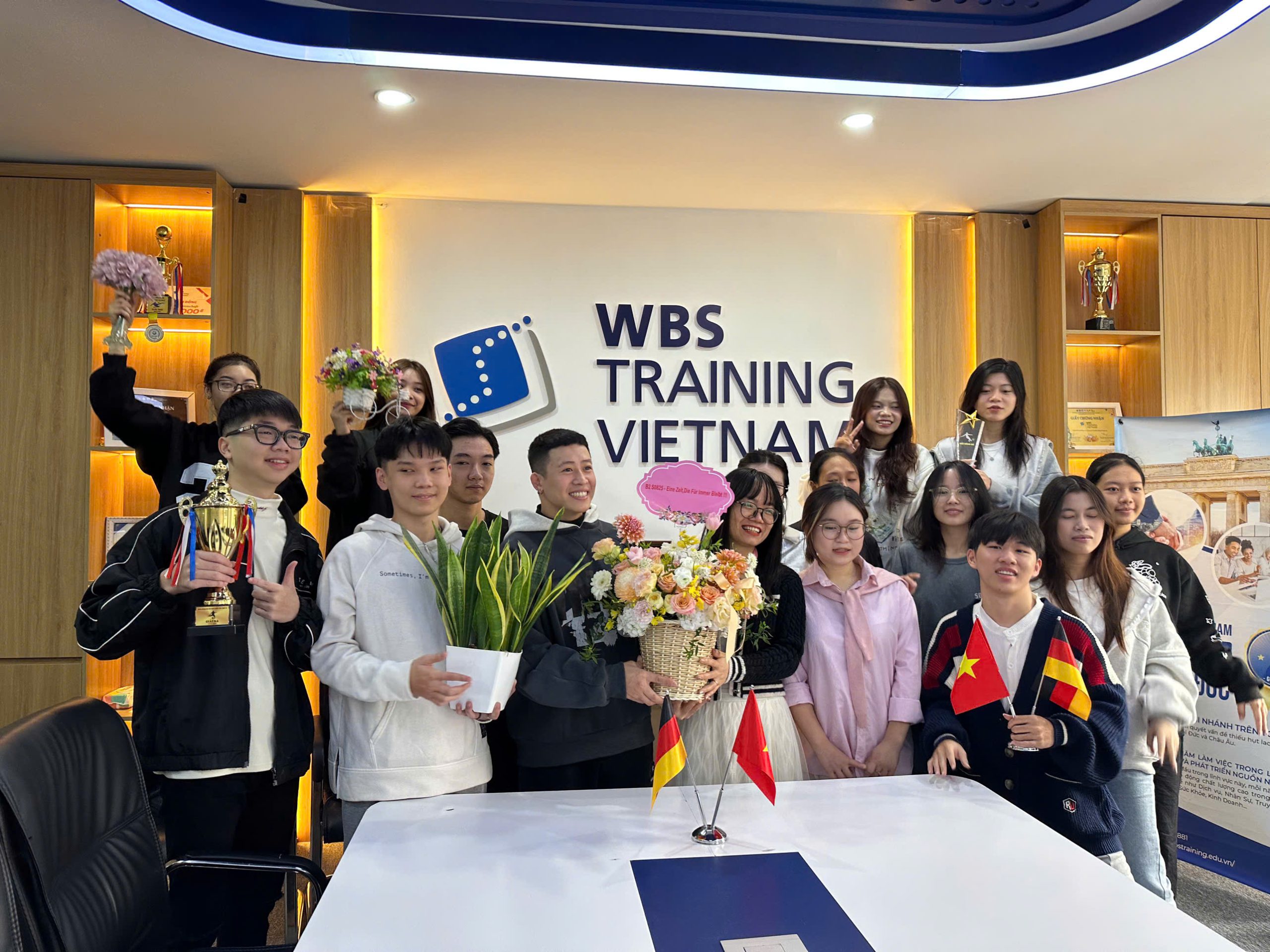 Học viên WBS tặng hoa cho giảng viên