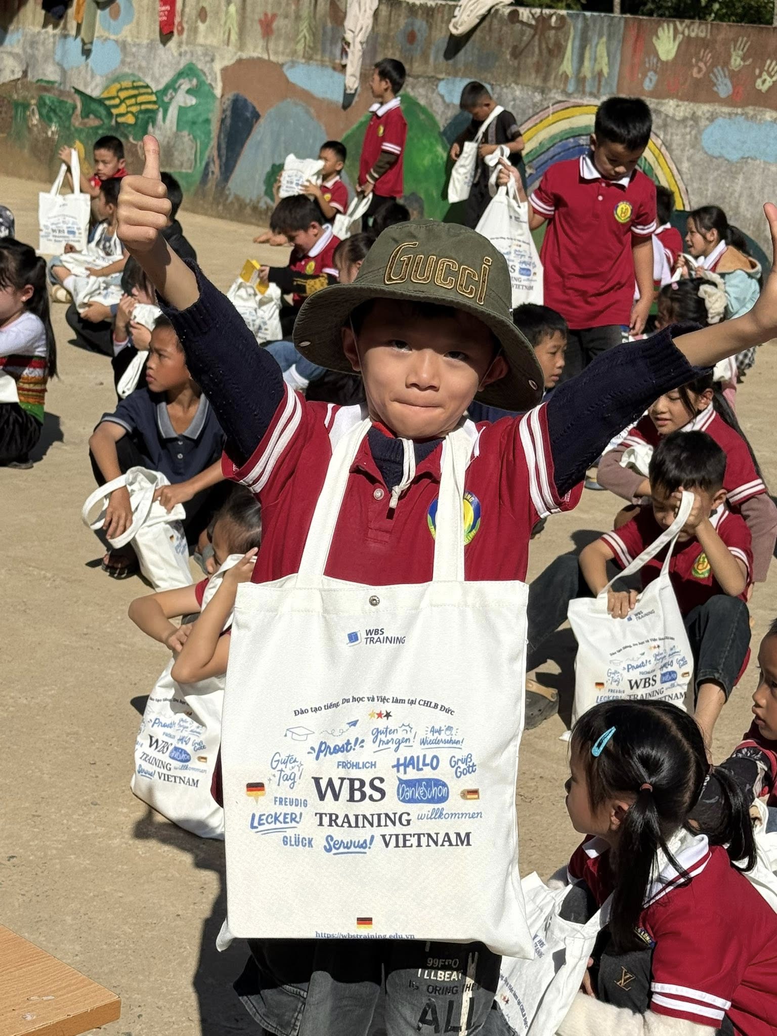 Các em nhỏ, học sinh trường Tiểu học Cổ Lũng - Thanh Hóa