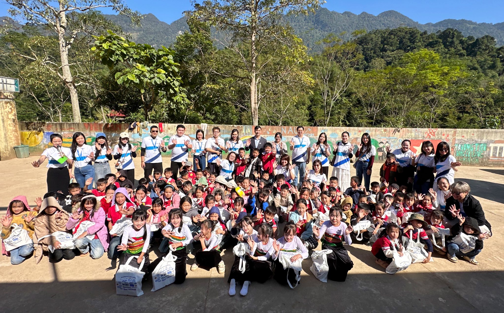 WBS cùng hành trình "Nâng bước em tới trường" 2025