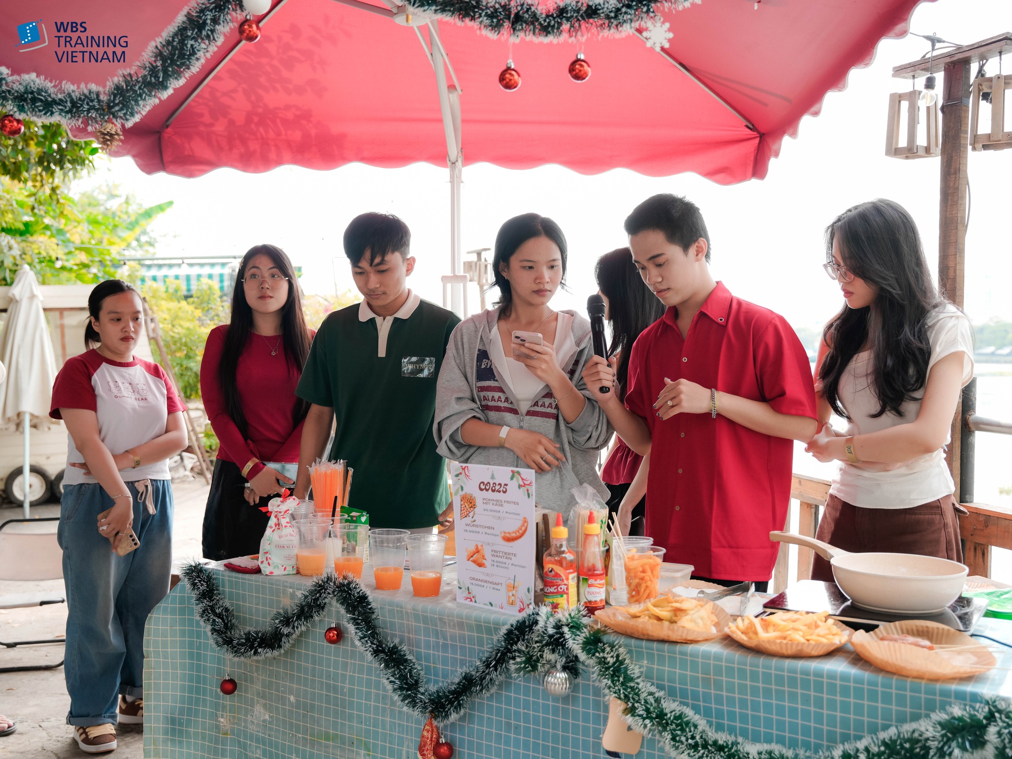 Đồ ăn đa dạng tại gian hàng Giáng sinh