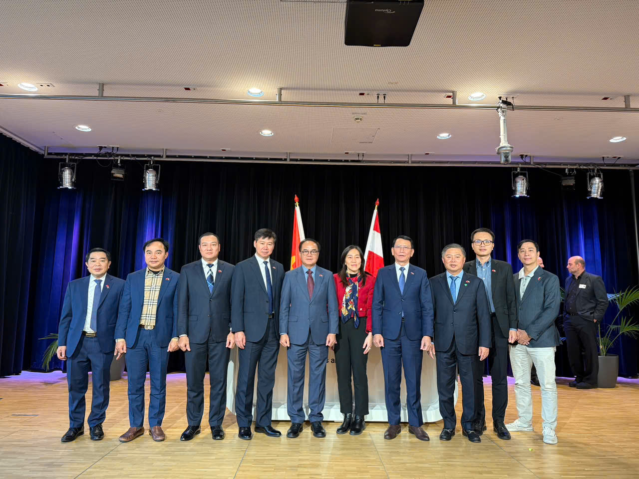 Mr. Nguyễn Ngọc Vinh - Giám đốc WBS Training với vai trò phiên dịch cho phái đoàn Bộ Nội Vụ tại Áo