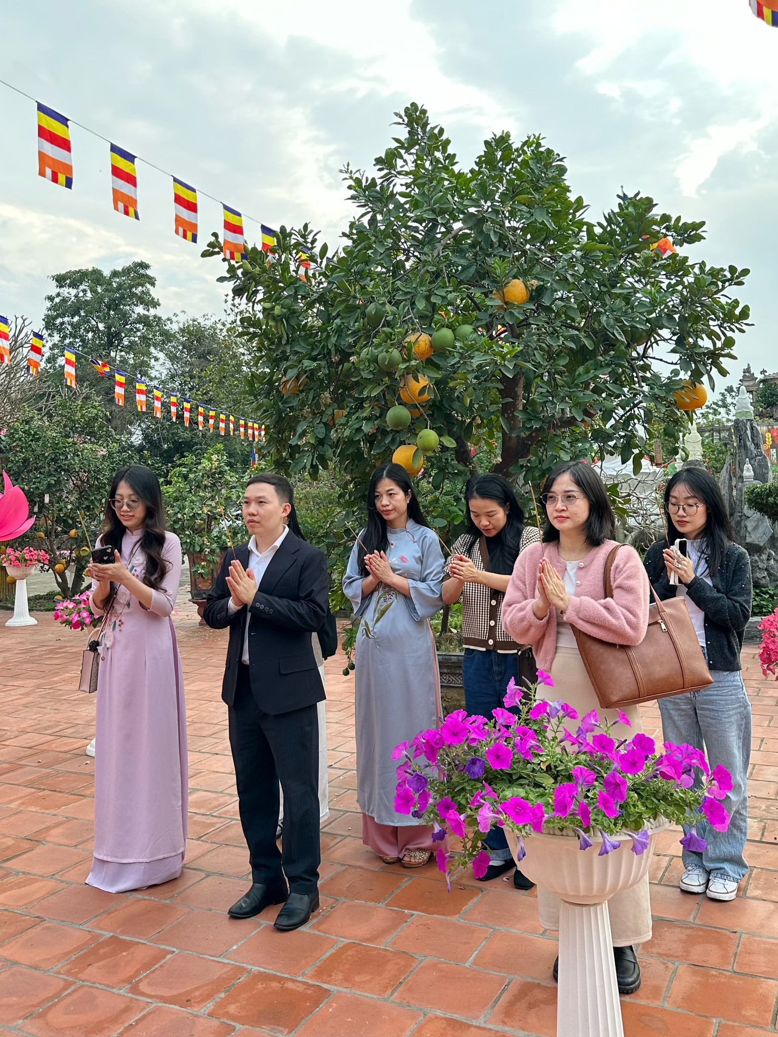 WBS cùng nhau cầu bình an và may mắn cho năm mới